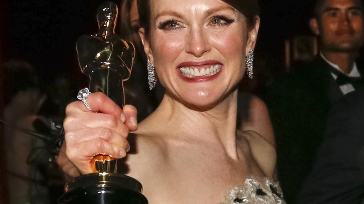Julianne Morre, con su Oscar del 2015.