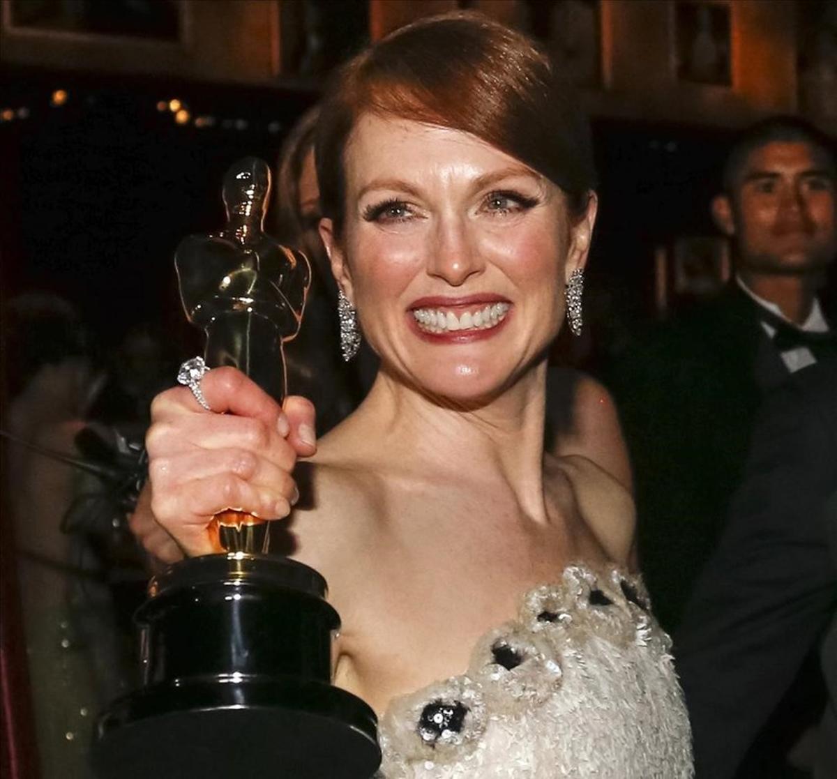 zentauroepp28796919 julianne moore  poses with her oscar for best actress for he190220181610