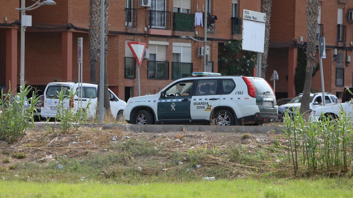 Un vehículo de la Guardia Civil permanece realizando labores de vigilancia para evitar represalias.