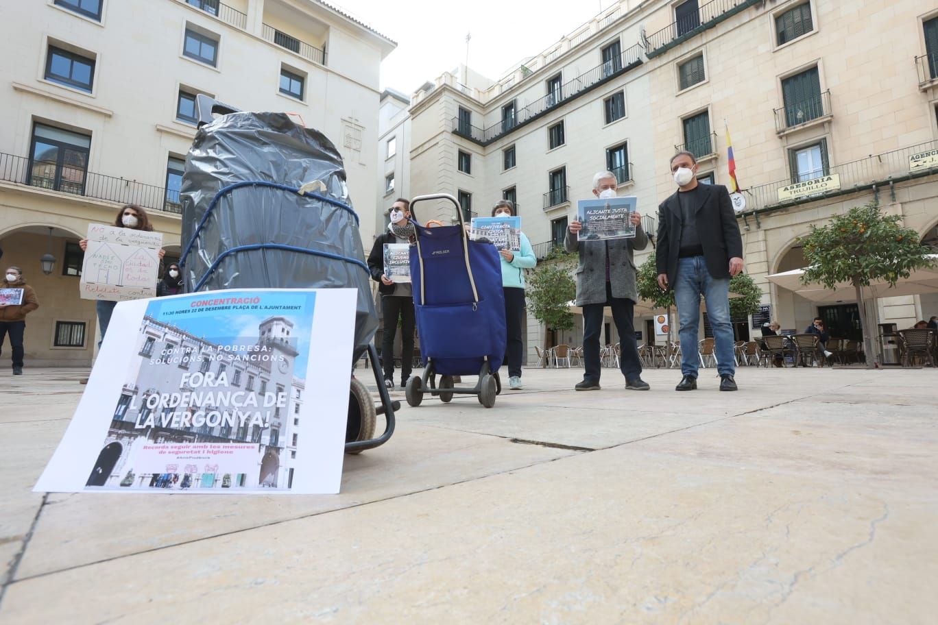 Protesta contra Ordenanza Convivencia Cívica en la plaza del Ayuntamiento