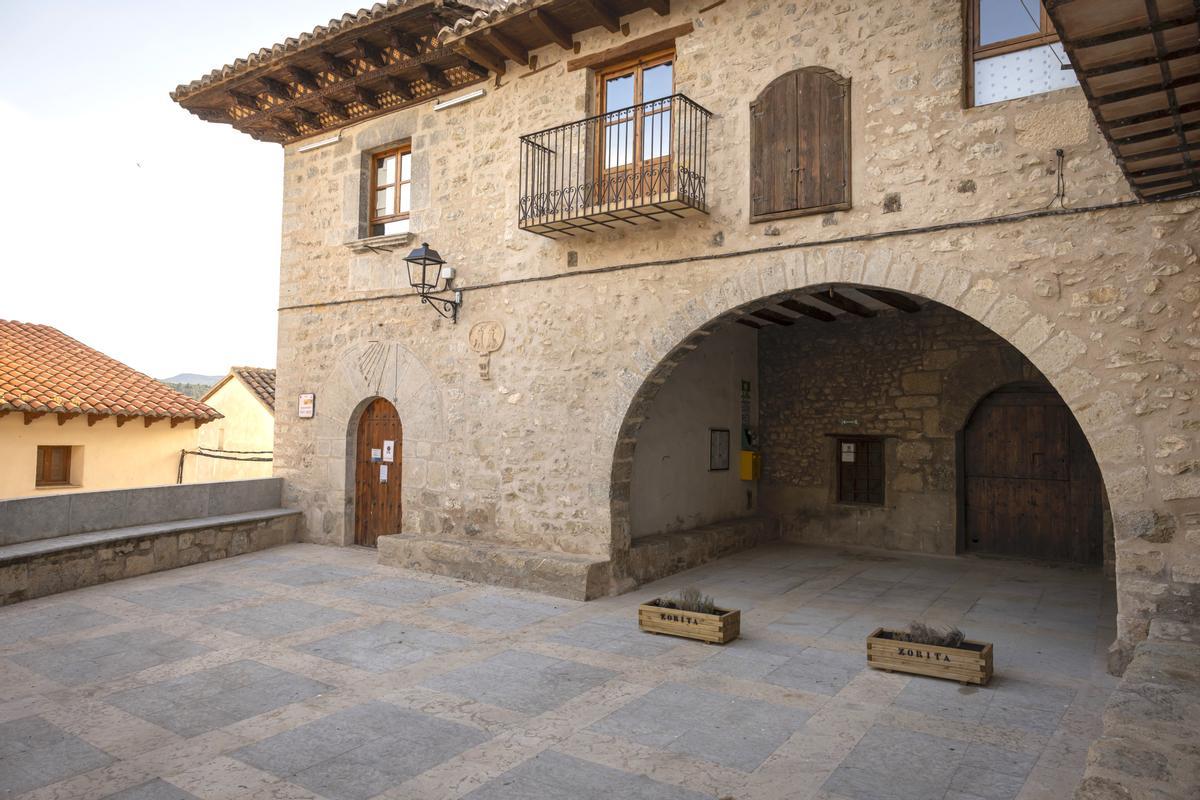 Fachada del Ayuntamiento con su arco de medio punto.