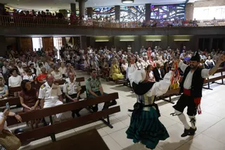 Gijón dedica a Begoña una misa abarrotada con los Carmelitas