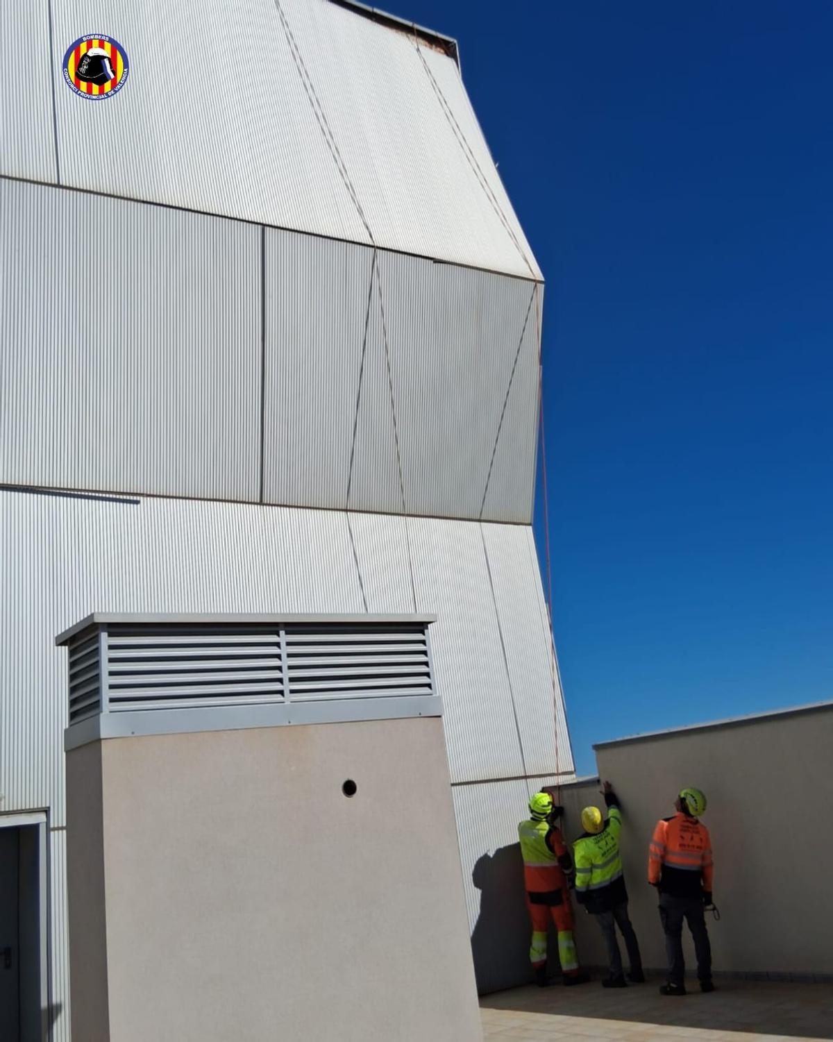 Trabajos de asegurar las planchas de la fachada que quedaron colgando.