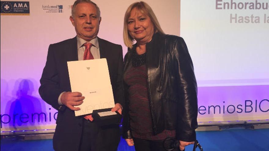 Los doctores Rodríguez y Medina, tras recoger el galardón.