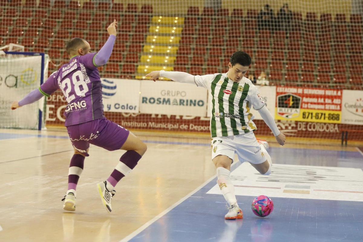 Murilo Duarte intenta un lanzamiento.