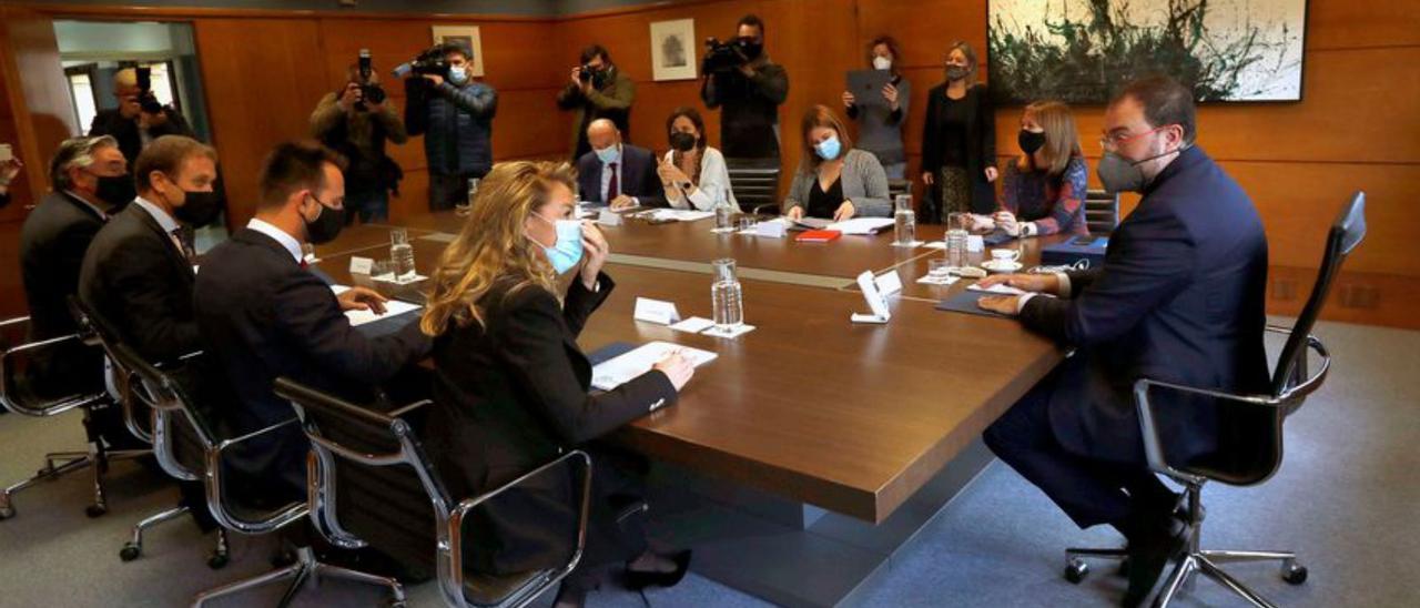 Reunión de la delegación del PSOE, encabezada por Adrián Barbón, con el PP de Teresa Mallada.