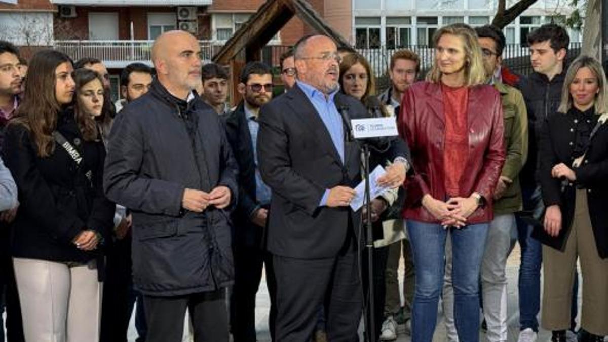 El candidato del PP a las elecciones catalanas, Alejandro Fernández, junto a la vicesecretaria vivienda del PP, Paloma Martín , y el líder de los populares en el Ayuntamiento
