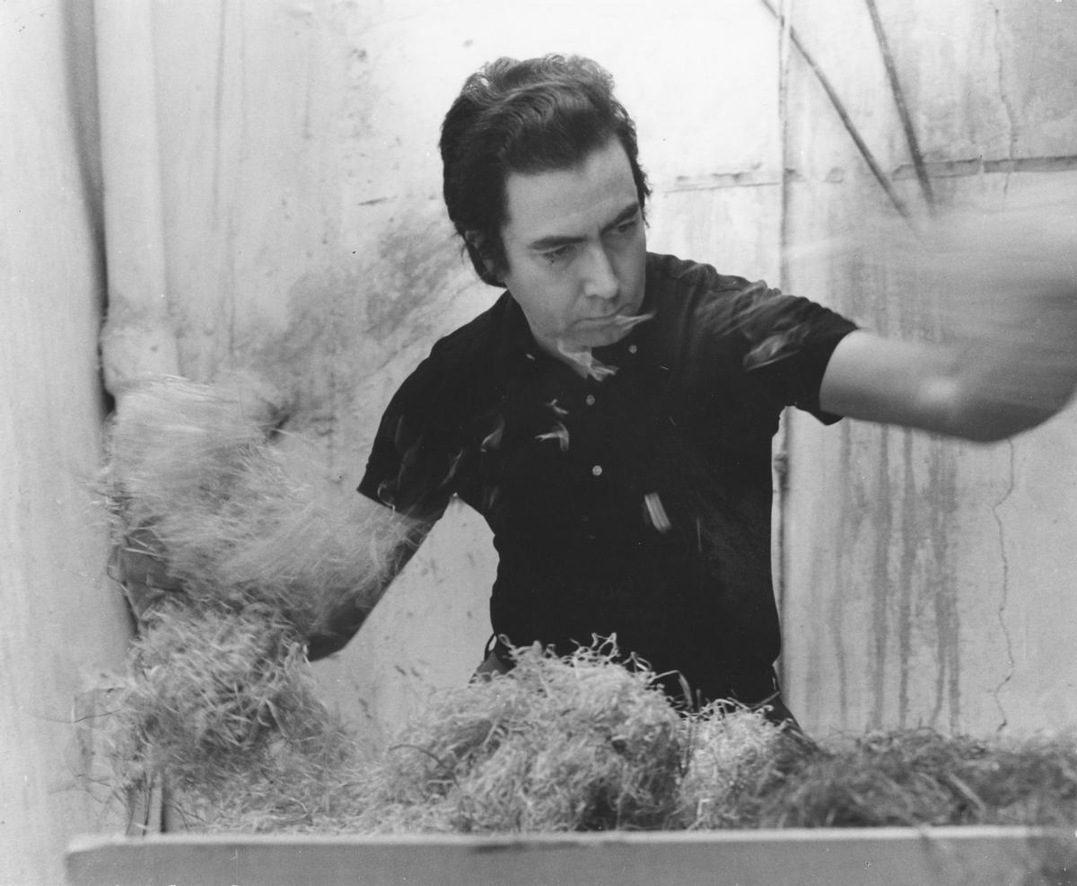 Antoni Tàpies trabajando en la obra 'Palla i fusta' (1969).