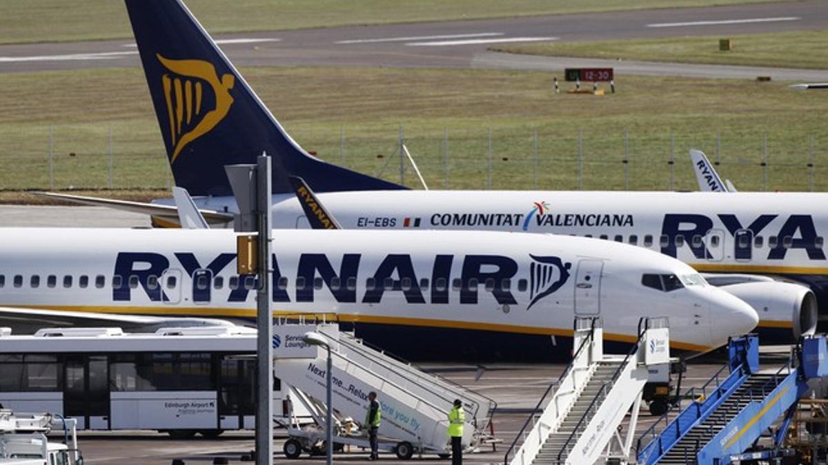 Dos aviones de la compañía Ryanair.