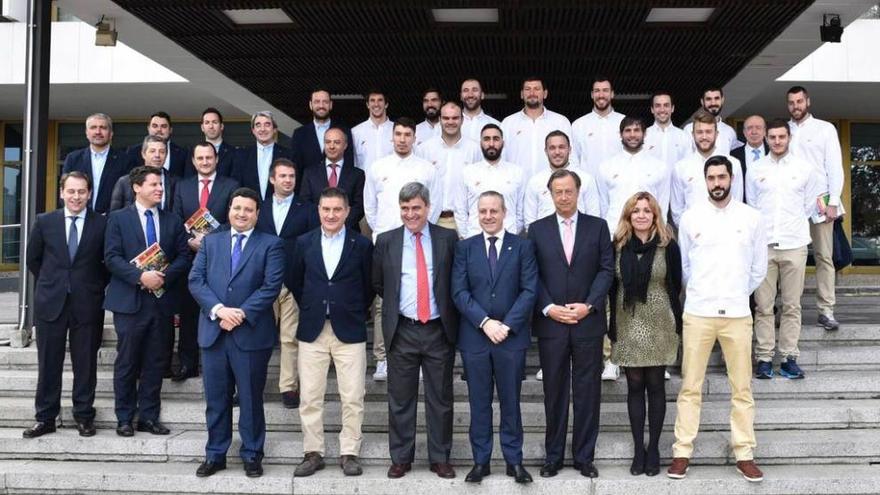 Raúl Entrerríos -a la derecha, en la primera fila-, en la despedida de la selección a las puertas del CSD.