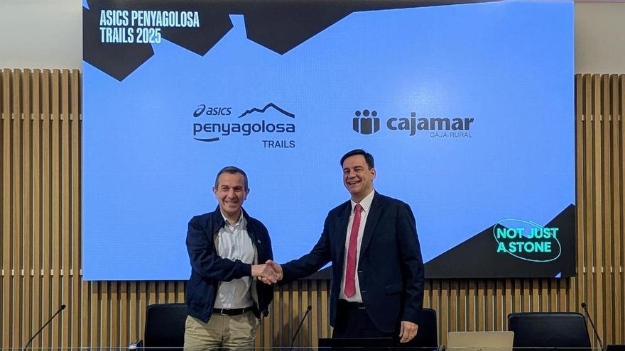 El director de ASICS Penyagolosa Trails, Tico Cervera, y el director territorial de Cajamar en Castellón, Eduardo Holgado.