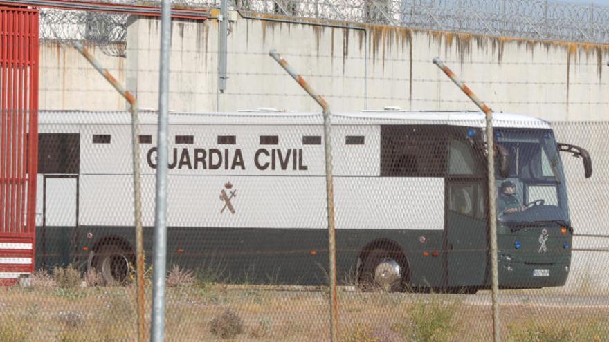 El autobús que traslada a los presos &#039;políticos&#039;.