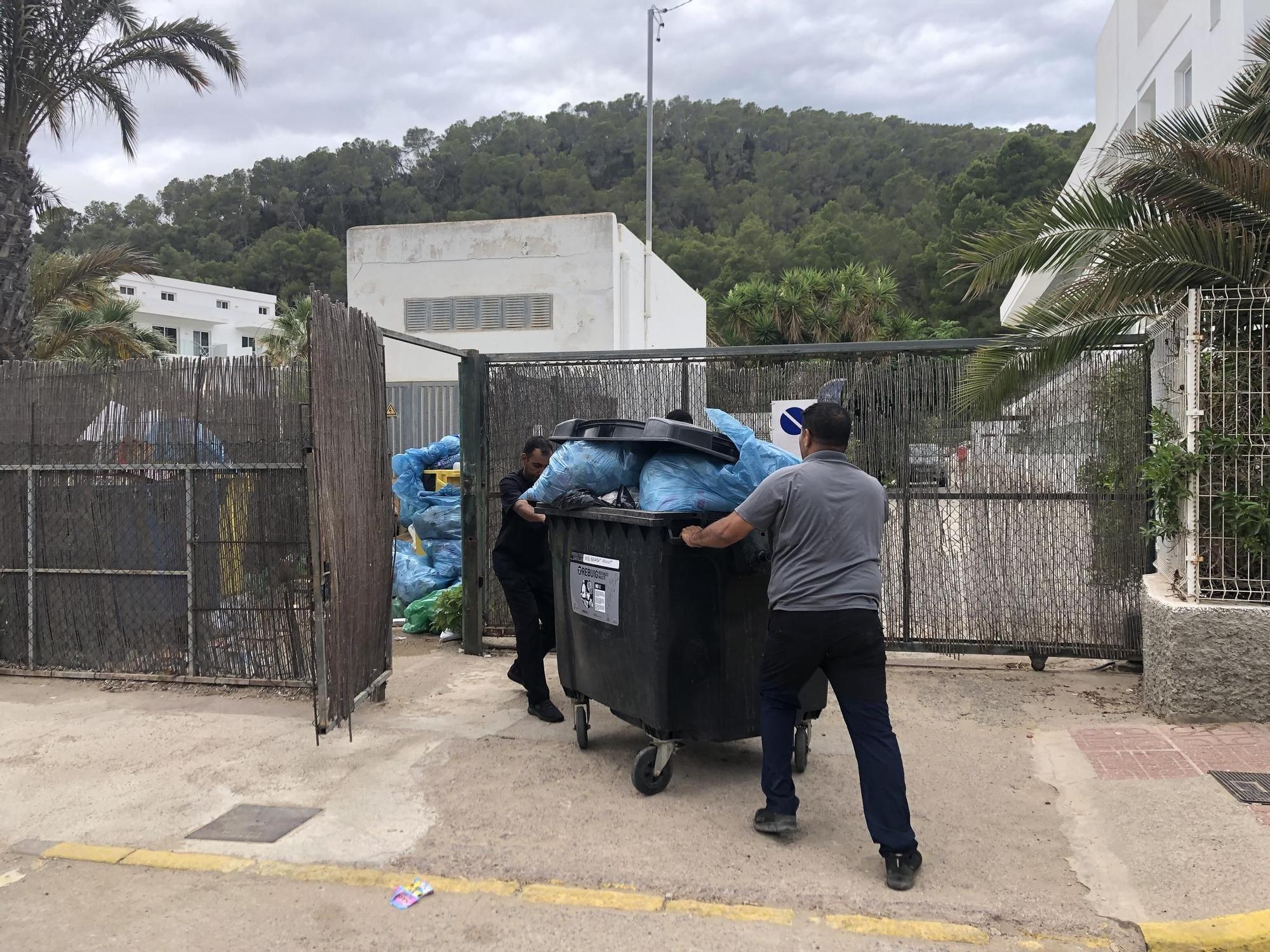Todas las imágenes de la basura acumulada en zonas turísticas por la huelga en Ibiza