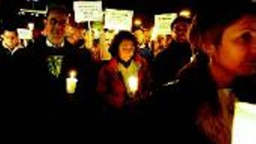 Manifestación con velas en Barcelona en defensa de los afectados
