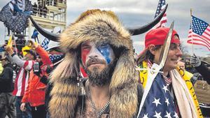 Jacob Anthony Angeli Chansley, conocido como el ’Chamán de QAnon’, durante el asalto al Capitolio de EEUU.