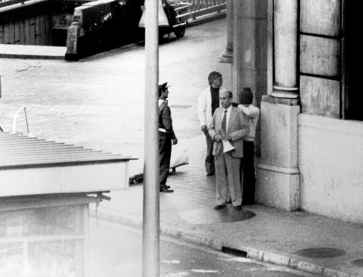 Un momento del atraco en Barcelona el 23 de mayo de 1981. Un asaltante sale a la calle protegiéndose con un rehén.
