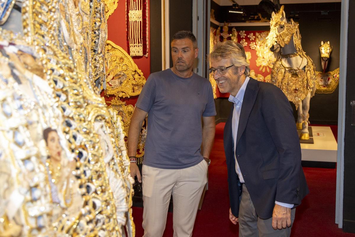 El alcalde de Caravaca, José Francisco García, junto al consejero de Empleo, Luis Alberto Marín, visitan la Casa Museo de Los Caballos del Vino