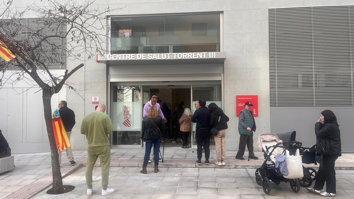 Colas en el nuevo centro de salud Torrent III este lunes.