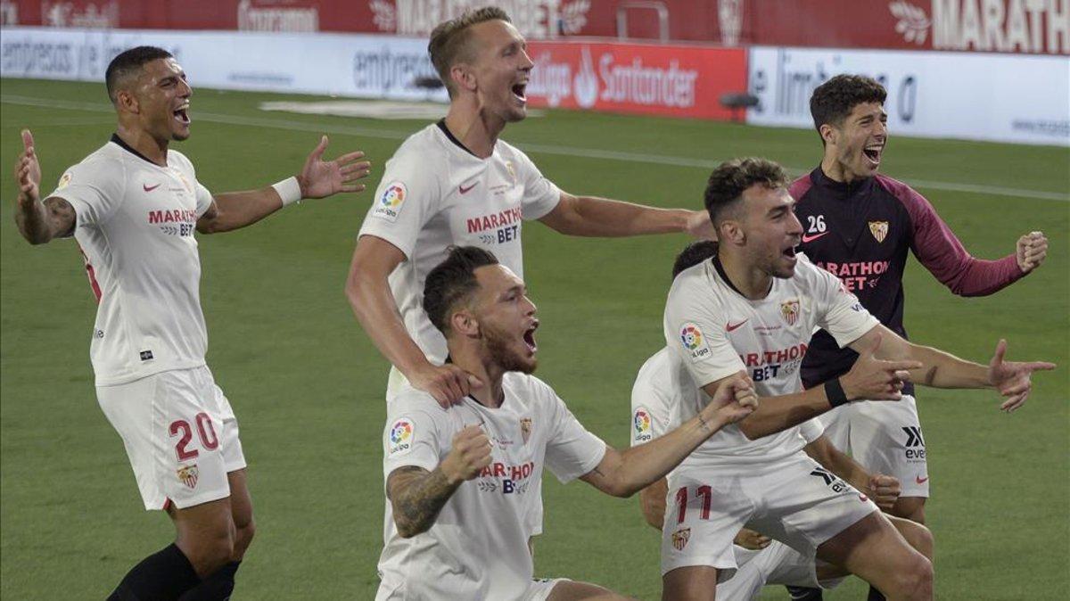 Los jugadores del Sevilla celebrando la victoria
