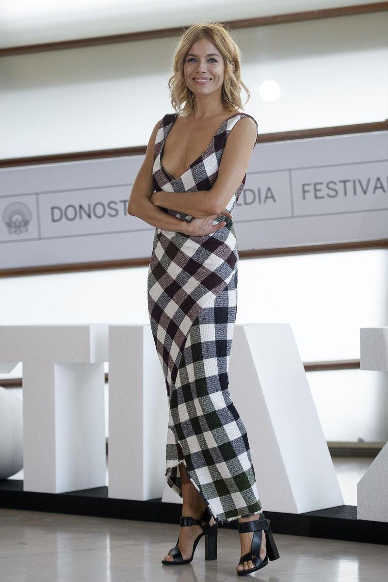 Sienna Miller con un vestido de Victoria Beckham