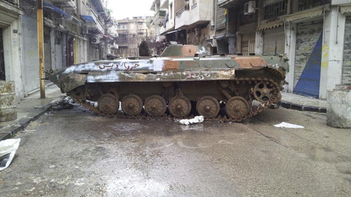 Un tanque dañado en el barrio de Bab Sabaa, en Homs, el pasado 19 de febrero.