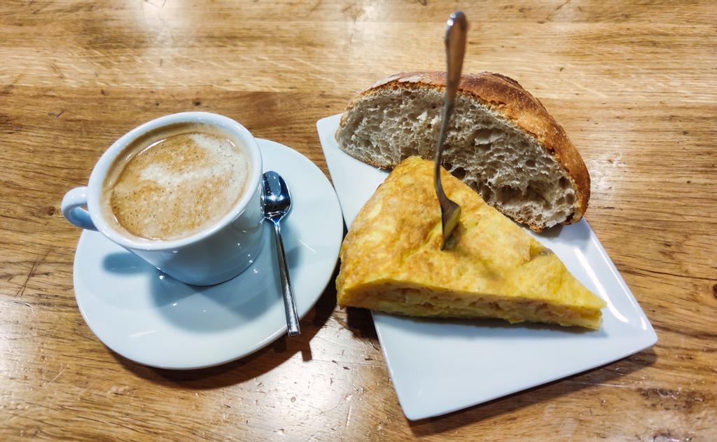 Desayuno de tortilla con café