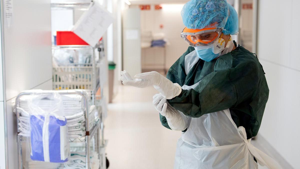 Una professional sanitària de l&#039;Hospital Clínic es prepara per atendre un pacient amb covid-19.