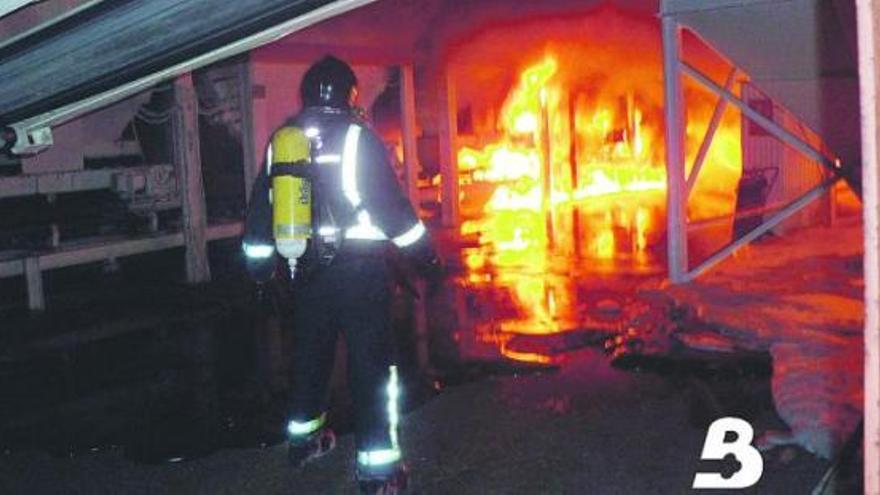 Un bombero, ante la caldera en llamas, en los primeros instantes de la intervención para sofocar el incendio.