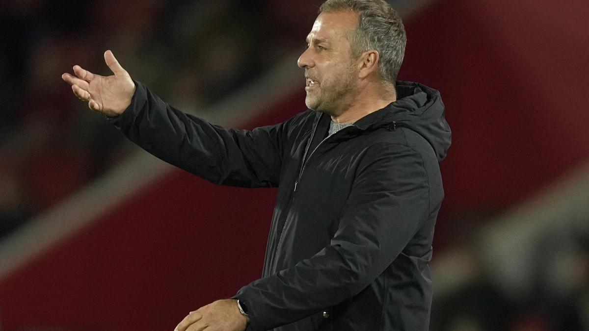Hansi Flick da instrucciones a sus jugadores en el Mallorca-Barça de Son Moix.
