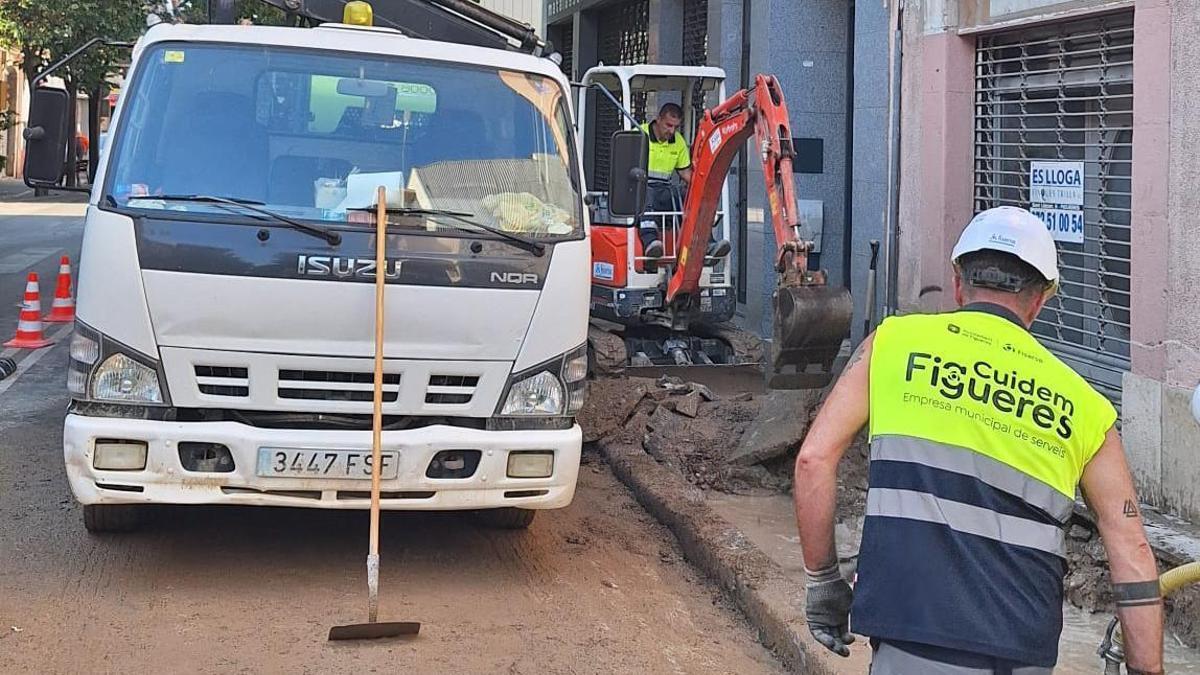 Operaris arreglant l'averia.