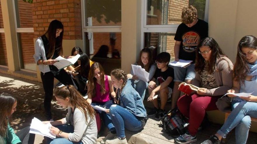 Estudiants de l&#039;Institut Guillem de Berguedà de Berga en un descans, a l&#039;Institut Lacetània de Manresa