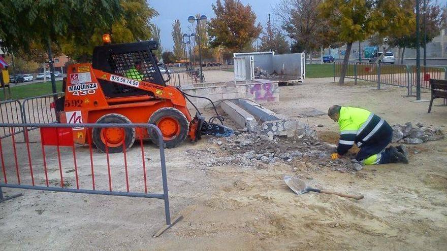 El consistorio retira la fuente de hormigón del parque