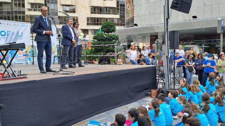 Cantan a coro en la Avenida de la Libertad