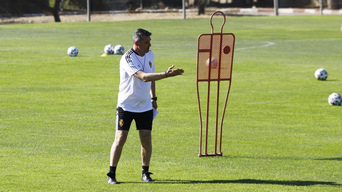 milio Larraz, entrenador del Deportivo Aragón, durante un entrenamiento.