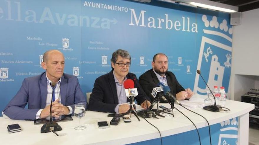 Los concejales Manuel Osorio, Javier Porcuna y Daniel Pérez, ayer en Marbella.