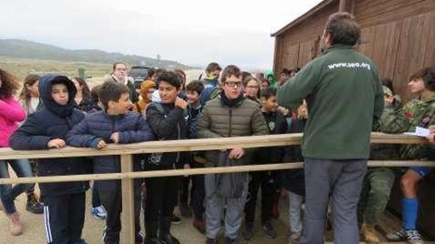 La charla previa  |  El primer paso es dar a conocer a los alumnos en qué consiste la actividad, cómo afectan los diferentes residuos al medio marino y cómo hay que actuar en la limpieza de una zona protegida como el istmo de A Lanzada para evitar causar daños en el entorno durante el desarrollo de esta tarea.