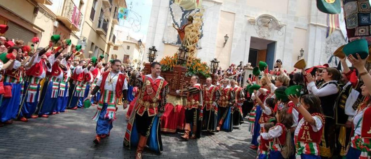 La emotiva Bajada de San Bonifacio en las pasadas fiestas de Moros y Cristianos de Petrer.