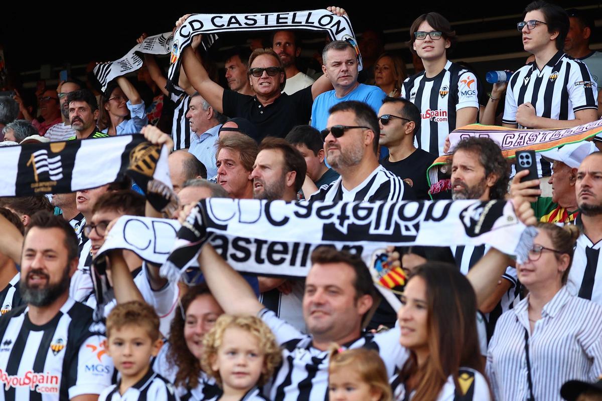 Aficionados del CD Castellón en el SkyFi Castalia.