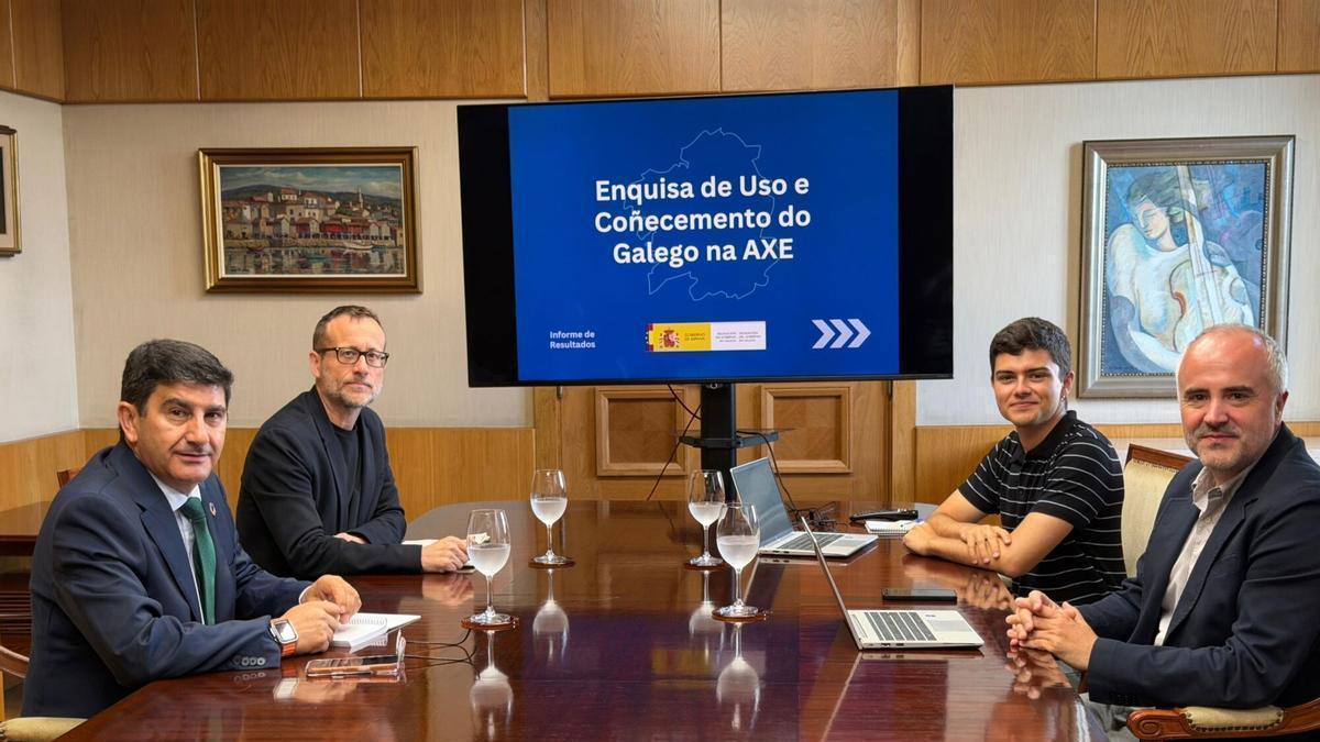 El delegado del Gobierno en Galicia, Pedro Blanco, con el el secretario general de la Delegación del Gobierno, Alberto de la Fuente, y el consejero técnico Daniel Martínez.