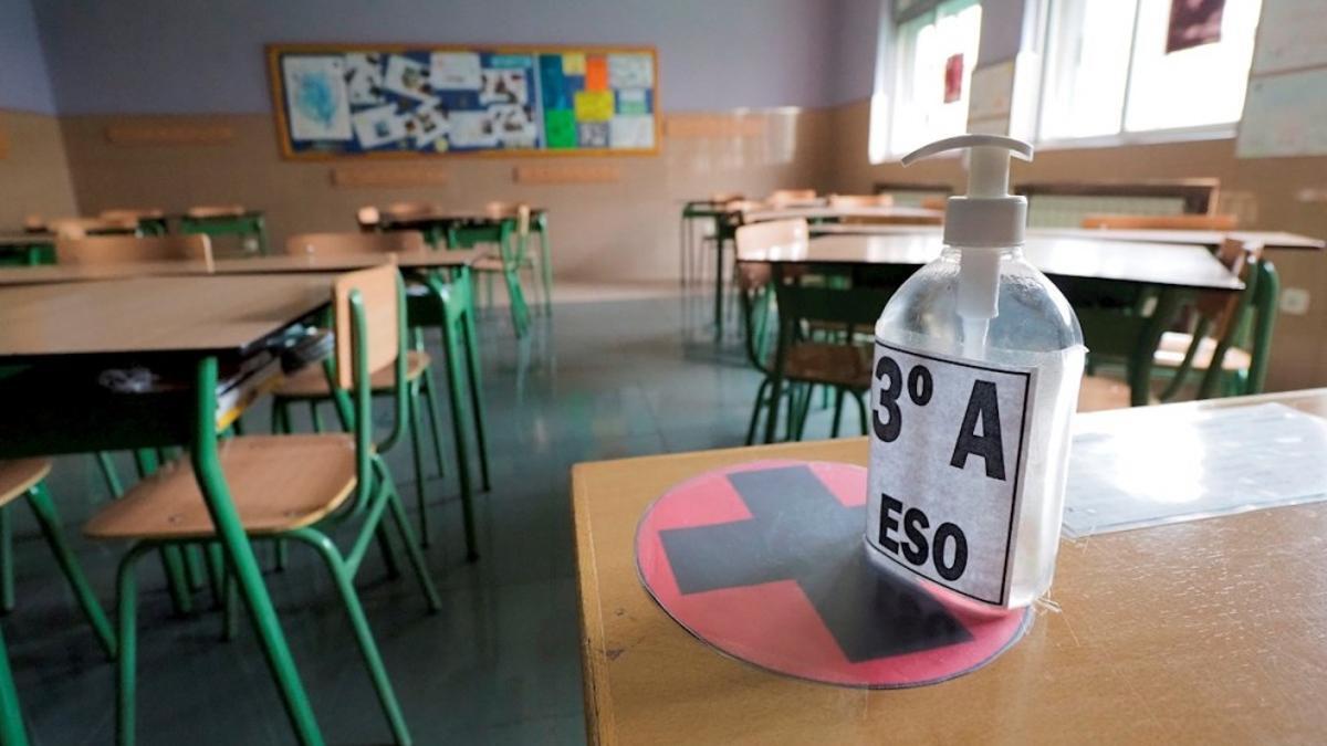 Un bote de gel hidroalcohólico en una clase