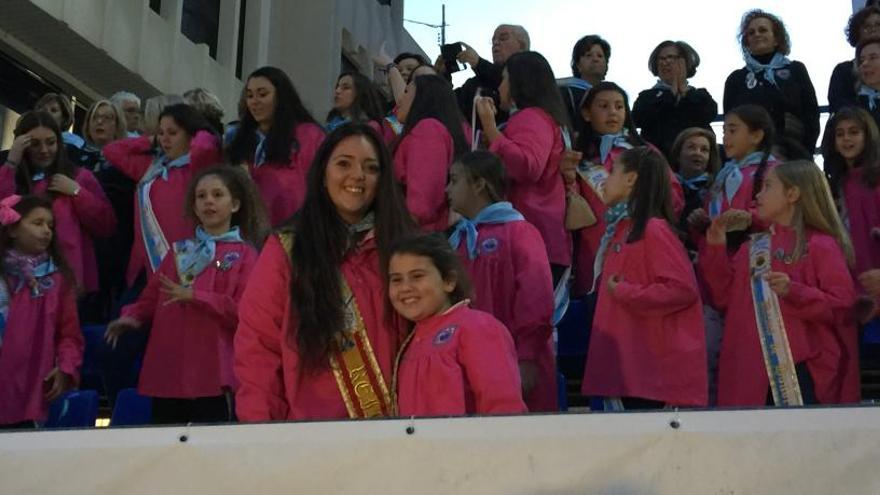 Las reinas de las Fiestas, Beatriz Amor y Paula González de Zárate, tras el encendido del alumbrado oficial desde la tribuna de Martínez Alejos.