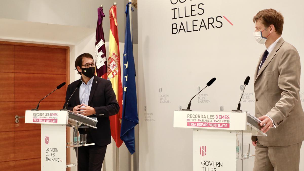 Iago Negueruela y el embajador británico, Hugh Elliott, en el Consolat de Mar