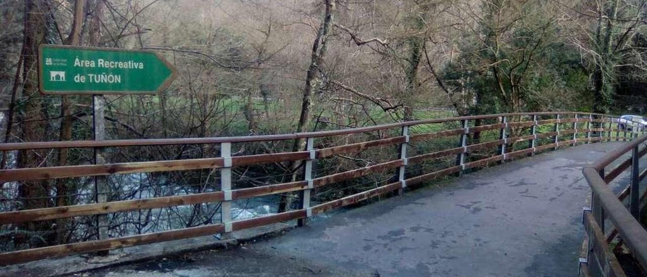 Uno de los puentes de la Senda del Oso en Santo Adriano, mejorado en 2017 con vallas protectoras.