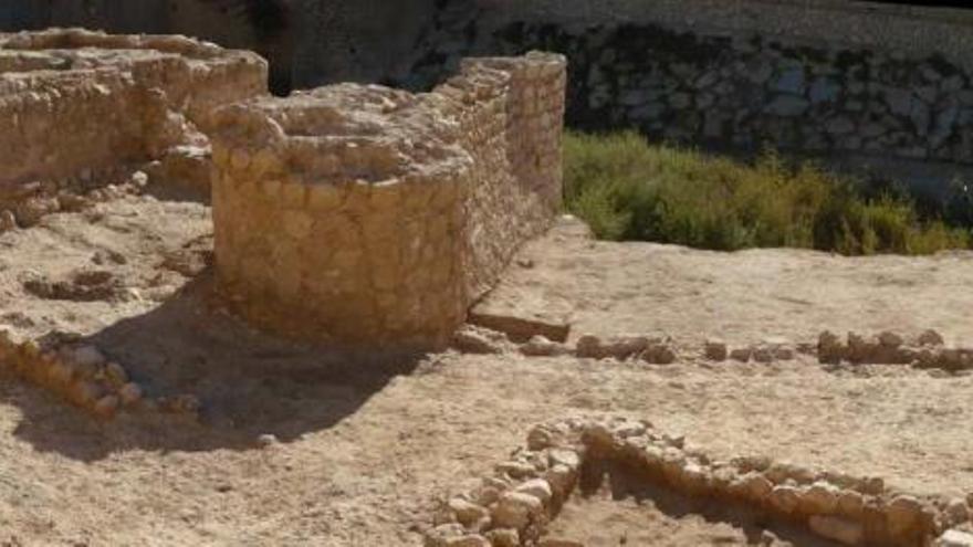 Los restos del tercer castillo de Aspe aparecieron meses atrás en unas obras junto al cauce del río Tarafa, en pleno casco urbano.