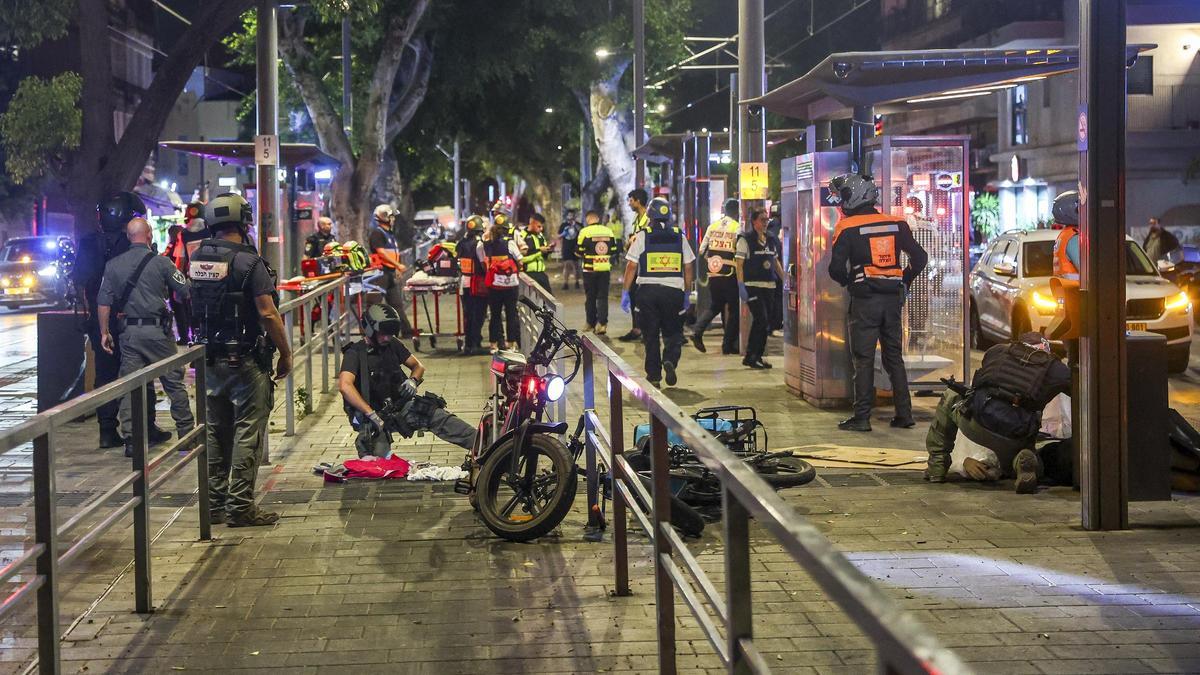 Policías y personal de emergencias, en el lugar del supuesto atentado de este martes en el barrio de Jaffa de Tel Aviv.