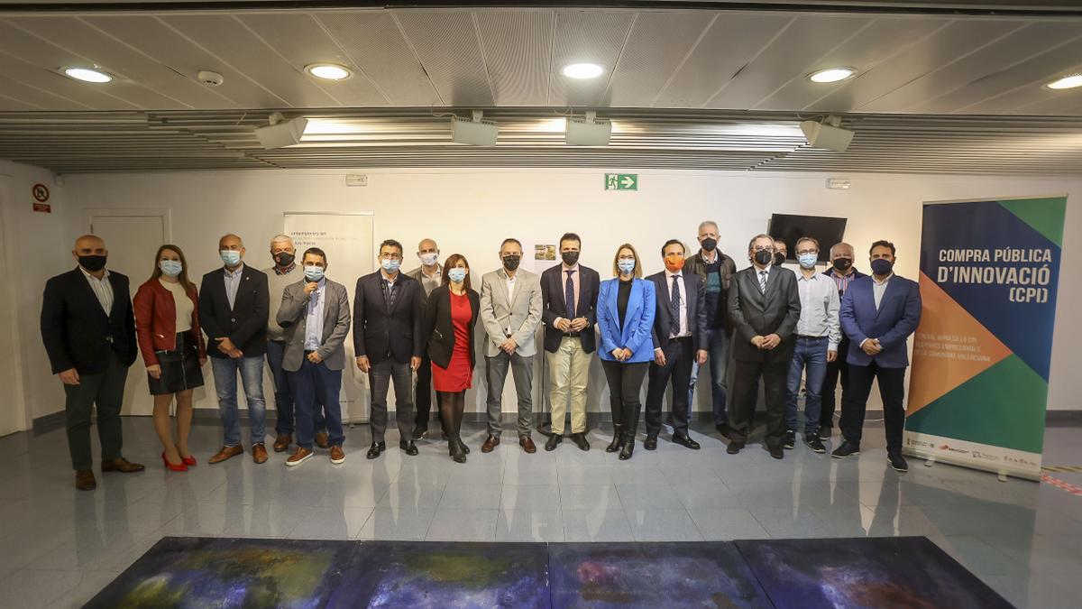 Foto de familia de los ponentes en el acto celebrado en la sala de Exposiciones de INFORMACIÓN.