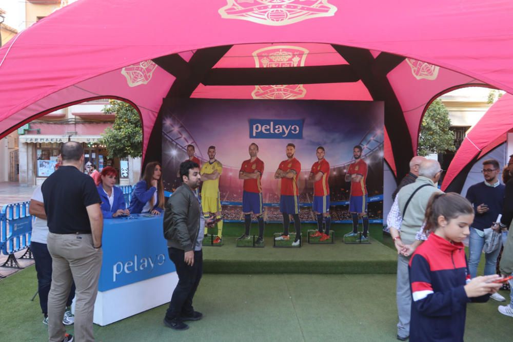 Cientos de aficionados hacen cola durante todo el jueves para fotografiarse con los trofeos de La Roja