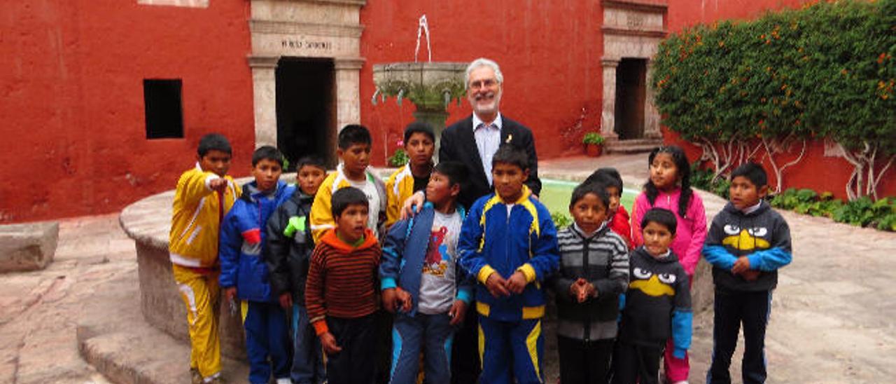 José Regidor con escolares peruanos en una visita a Arequipa.