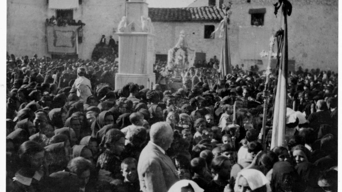 Foto de la inauguración de la Font del Bon Succés, en 1925. Este año se cumplen 100 años de la efeméride.