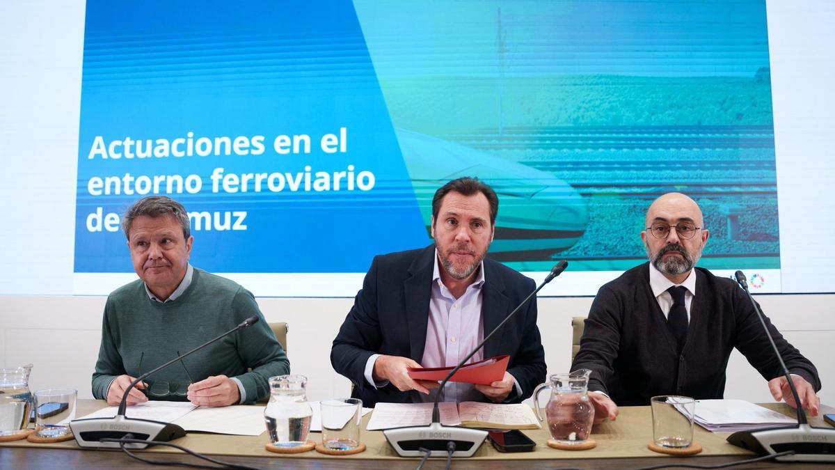 El ministro de Transportes y Movilidad Sostenible, Óscar Puente (c), atiende a los medios en una rueda de prensa, en la sede del Ministerio de Transportes, a 23 de enero de 2026, en Madrid